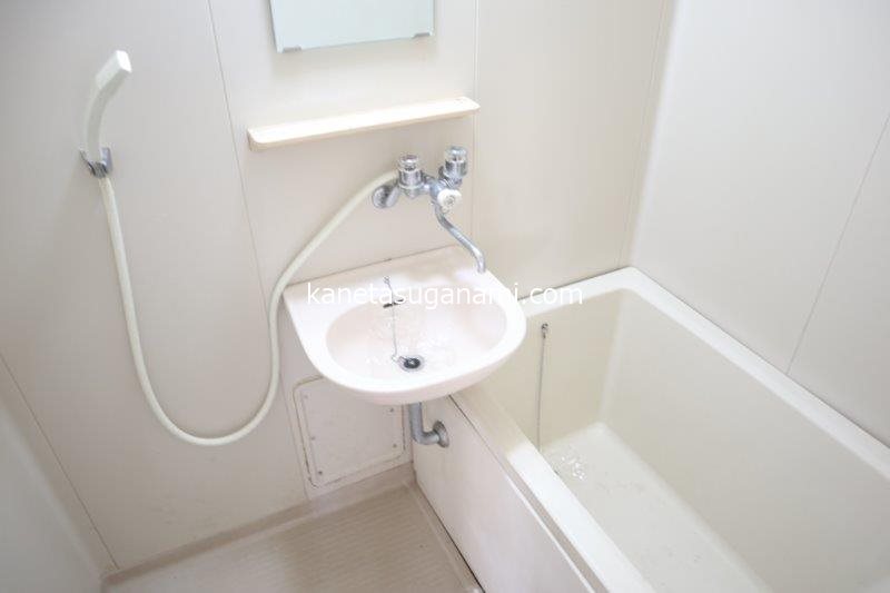 バス・シャワールーム　清潔感のある白色で統一されたバスルーム