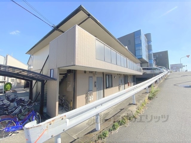 【寝屋川市境橋町のアパートの建物外観】