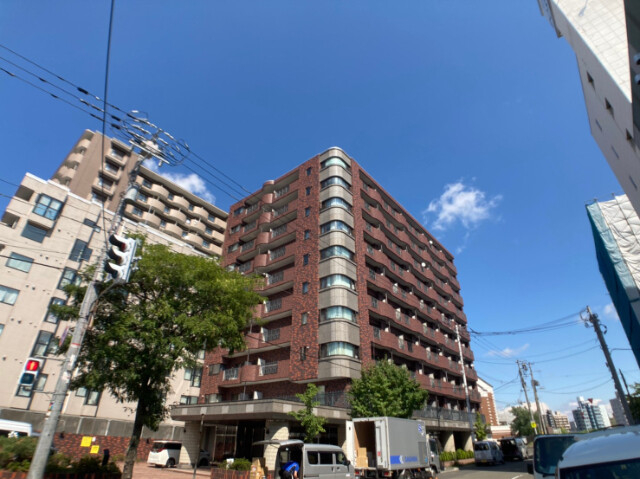 札幌市中央区南五条東のマンションの建物外観