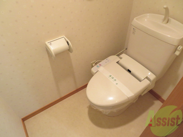 トイレ　ウォシュレット機能がついたトイレです。安心して使用できますね
