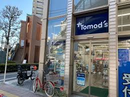 ドラックストア　トモズ上馬店（ドラッグストア）まで474m