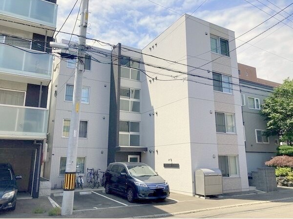 札幌市豊平区平岸一条のマンションの建物外観