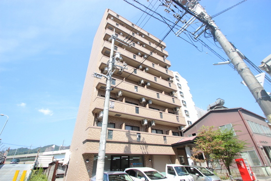 広島市西区横川新町のマンションの建物外観