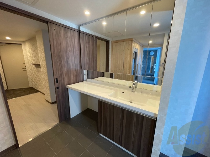 洗面設備　お洒落な独立洗面化粧台になっておりました！