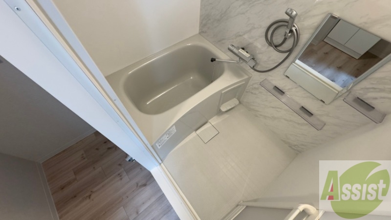 バス・シャワールーム　ユニットバスです。疲れを癒すのに欠かせませんね！