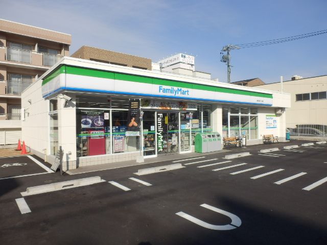 コンビニ　ファミリーマート名東本通三丁目店（コンビニ）まで141m