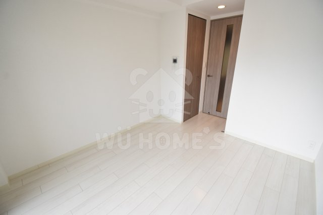 居室・リビング　落ち着いた色調の洋室です