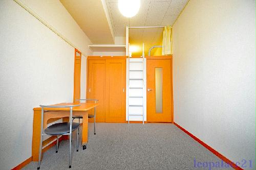 居室・リビング　2Ｆのお部屋はカーペット