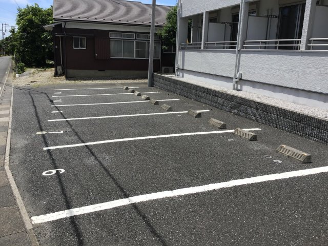 【東松山市松本町のアパートの駐車場】