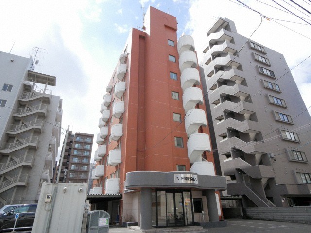 【札幌市北区北十一条西のマンションの建物外観】