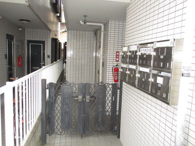 【福岡市早良区百道のマンションのエントランス】