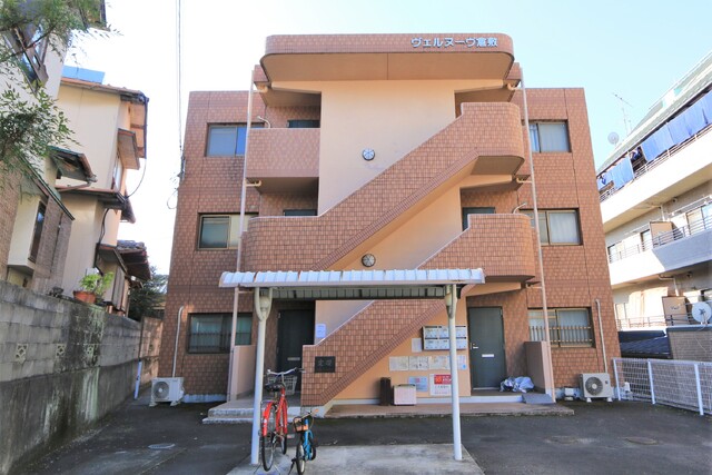 【松山市溝辺町のマンションの建物外観】