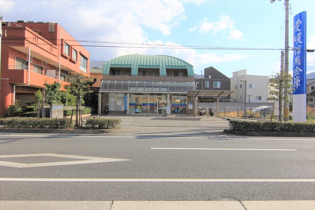 【松山市溝辺町のマンションの銀行】