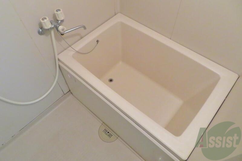 バス・シャワールーム　浴槽と洗い場が広々しているのでお掃除がらくらくできますね。