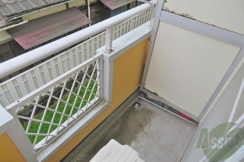 バルコニー　バルコニーも青と思いきや黄色でしたー。様々な色がありますねー