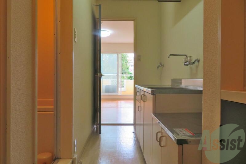 玄関　玄関からの写真です。光が入ってきてオシャレな感じがしますねー