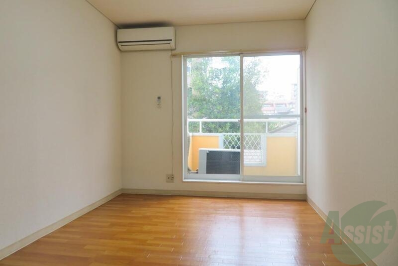 居室・リビング　南向きの物件なので光がイイ感じに入ってきてますね。