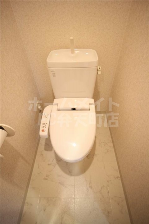 トイレ　落ち着いた色調のトイレです