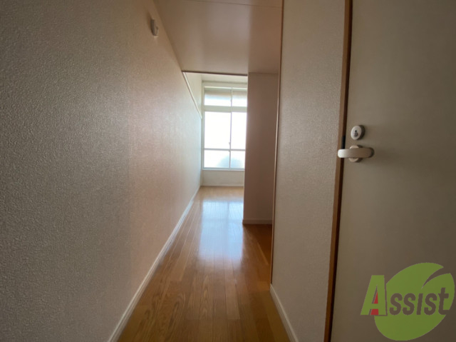 玄関　玄関からの目線です。光が差し込む素敵なお部屋ですよ。