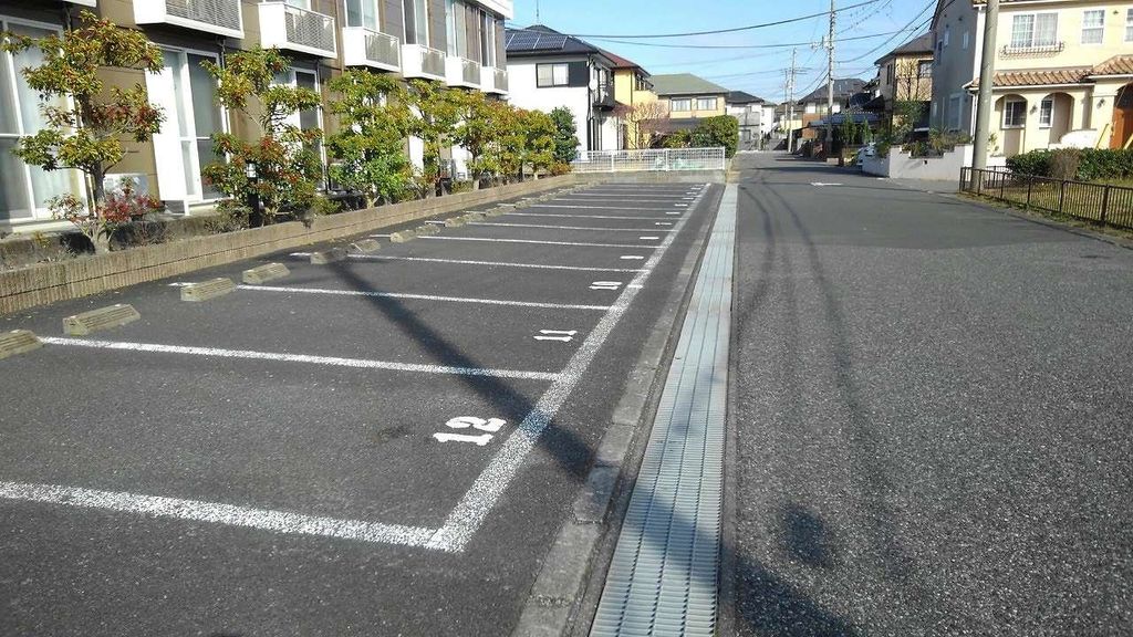 駐車場　敷地内駐車場あり