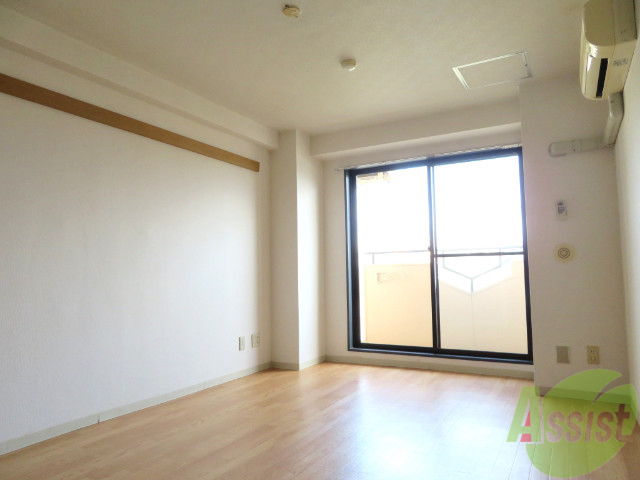 居室・リビング　１０帖のお部屋になります。家具もたくさん置けます。