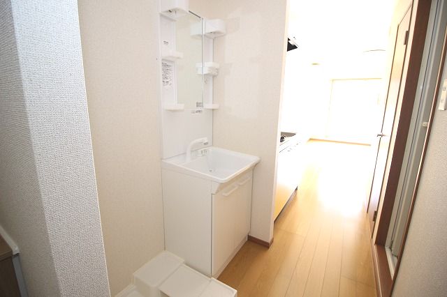 洗面設備　独立洗面台、朝の身支度には欠かせません