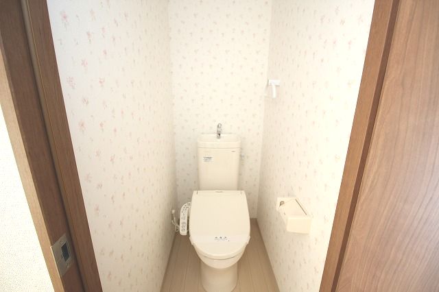 トイレ　落ち着いた色調のトイレです