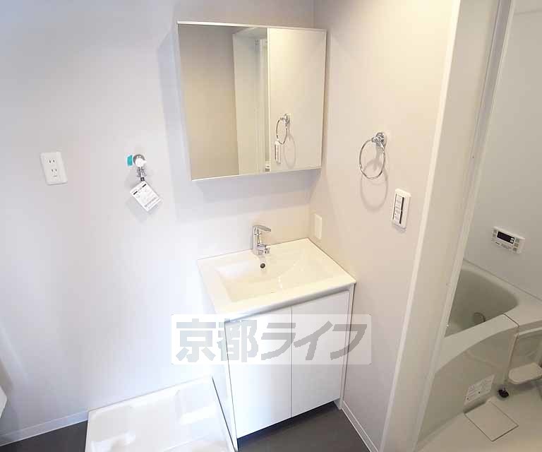 洗面設備　オシャレな洗面台です。