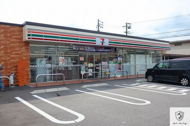コンビニ　セブンイレブン（コンビニ）まで400m