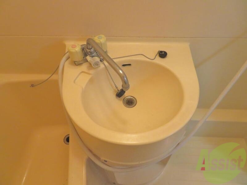 洗面設備　お風呂に入りながら、そのまま洗面台の掃除ができます。