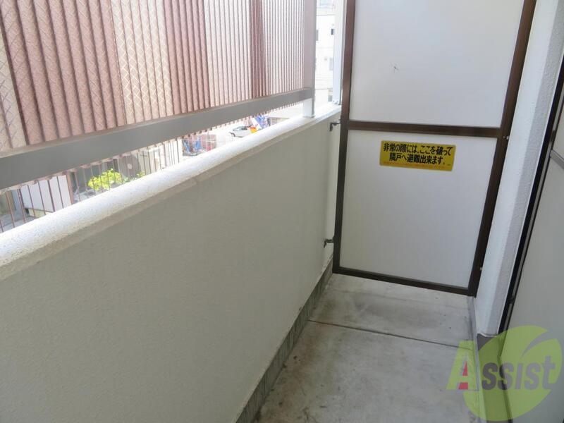 バルコニー　広めのバルコニーがついているので外に洗濯物が干せます。