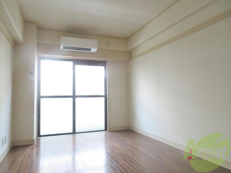 居室・リビング　７．５帖のリビングは一人暮らしにはちょうど良い広さです。