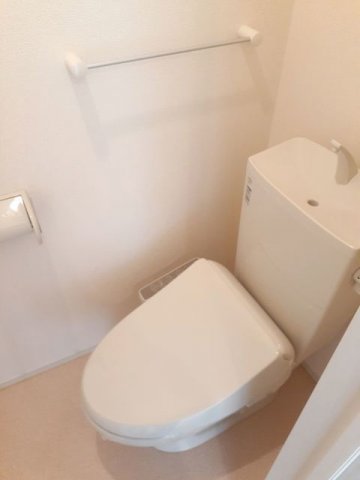 トイレ　落ち着いた色調のトイレです