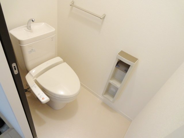 トイレ　同物件別号室の写真です。