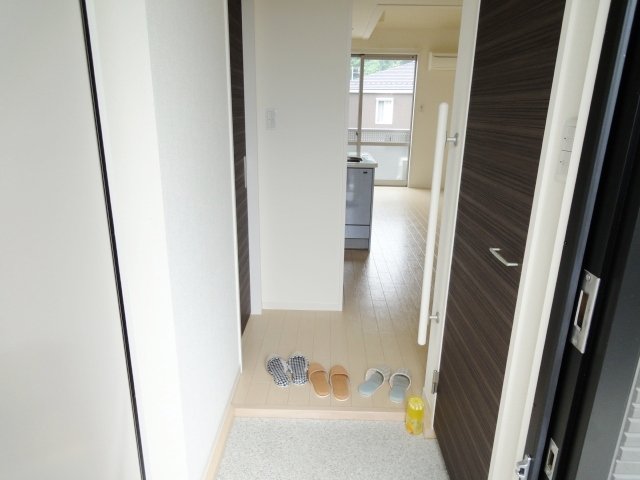 玄関　同物件別号室の写真です。