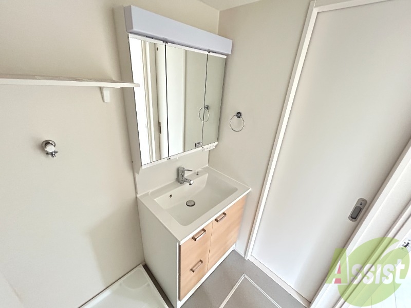 洗面設備　洗面台は独立しております、朝の身支度にご活用ください。