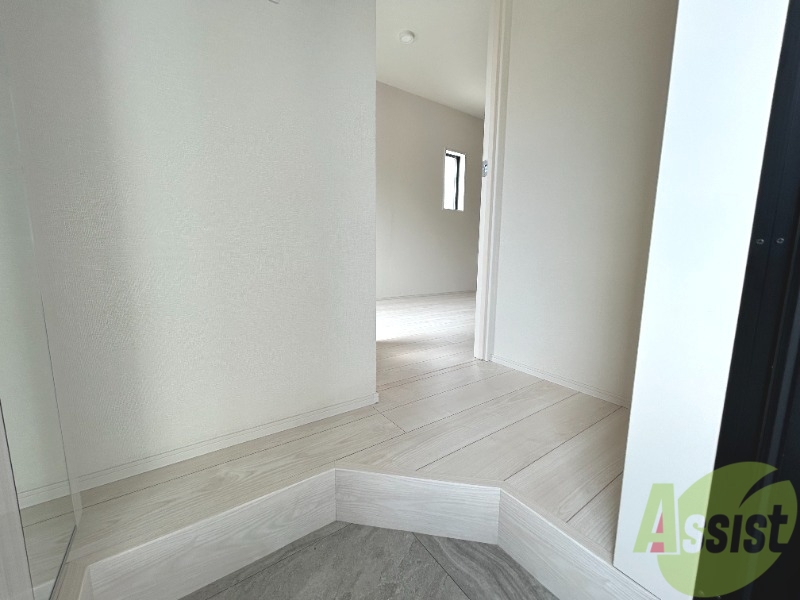 玄関　玄関あらの様子を撮影しました。明るい印象でした。