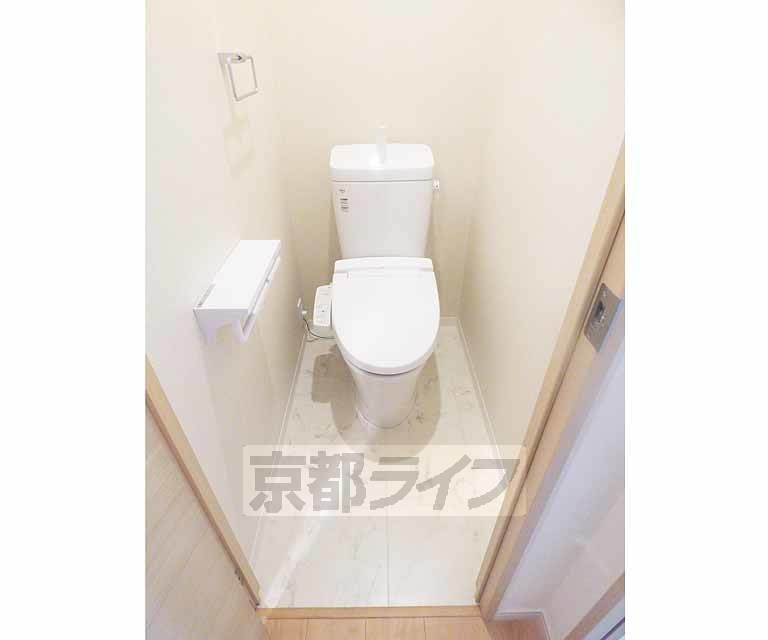 トイレ　ウォシュレットつき。