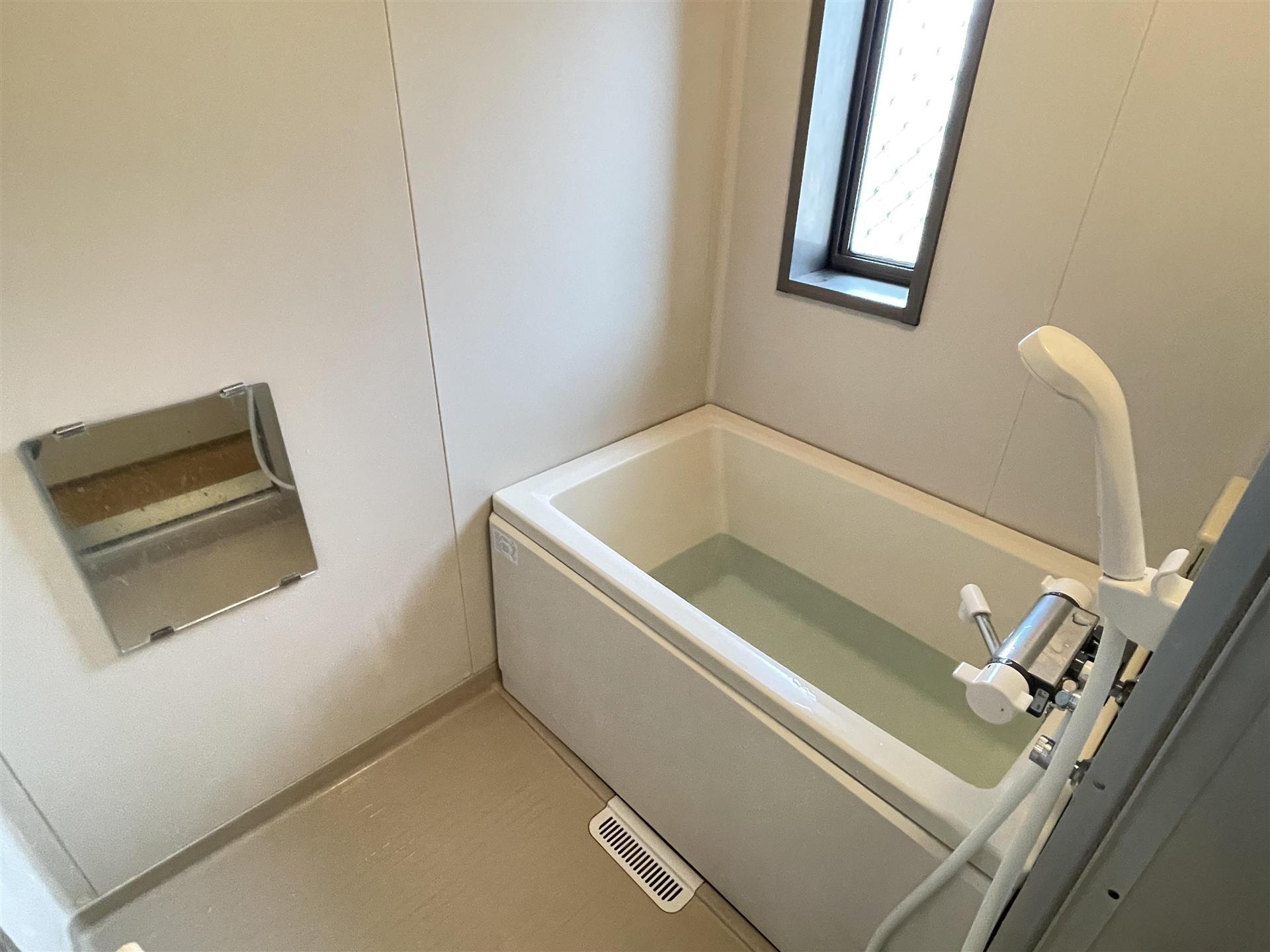 バス・シャワールーム　追い焚き・窓もあり換気もバッチリです☆