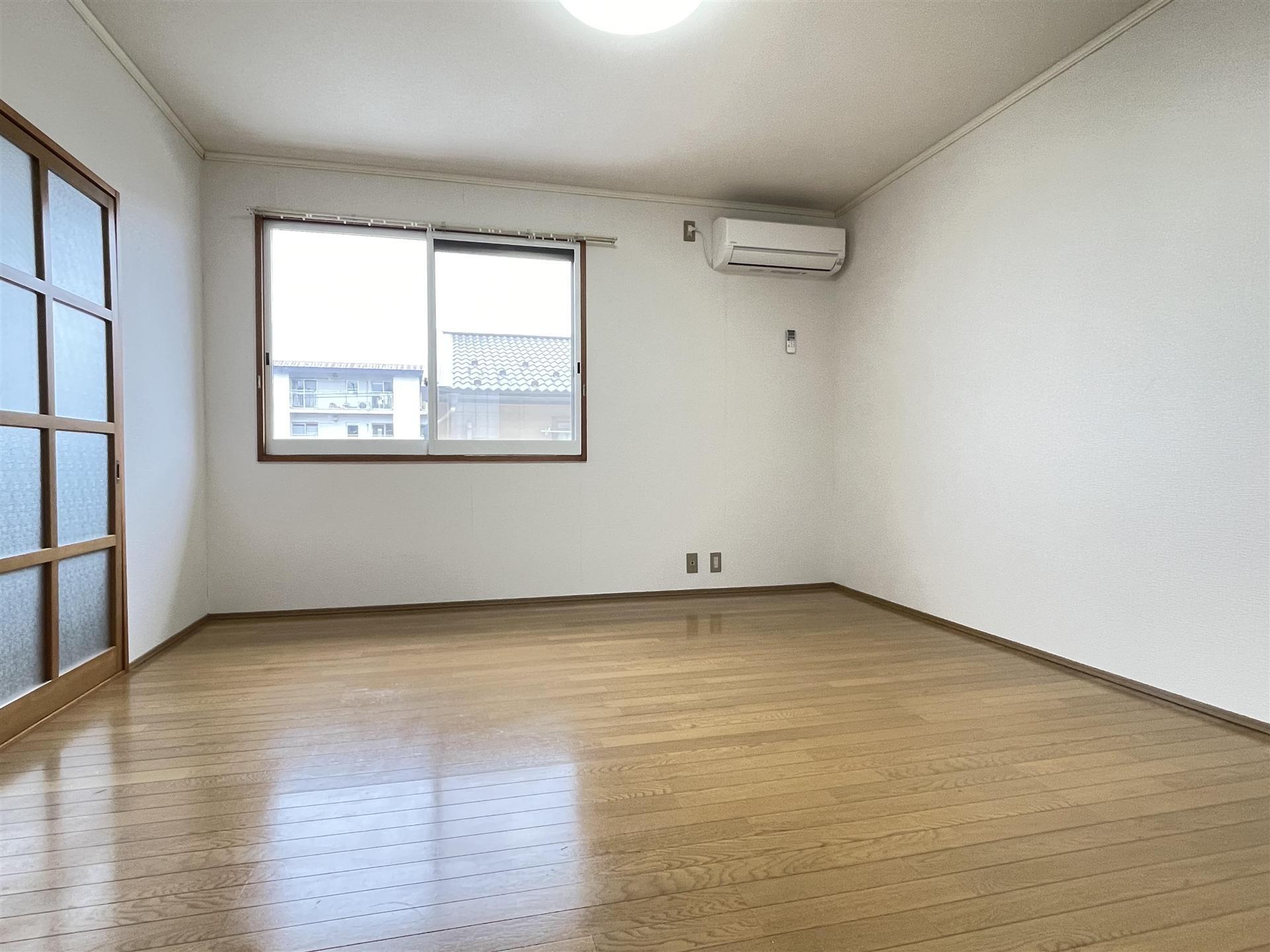 居室・リビング　キッチンと続いてるのでリビングに最適です♪