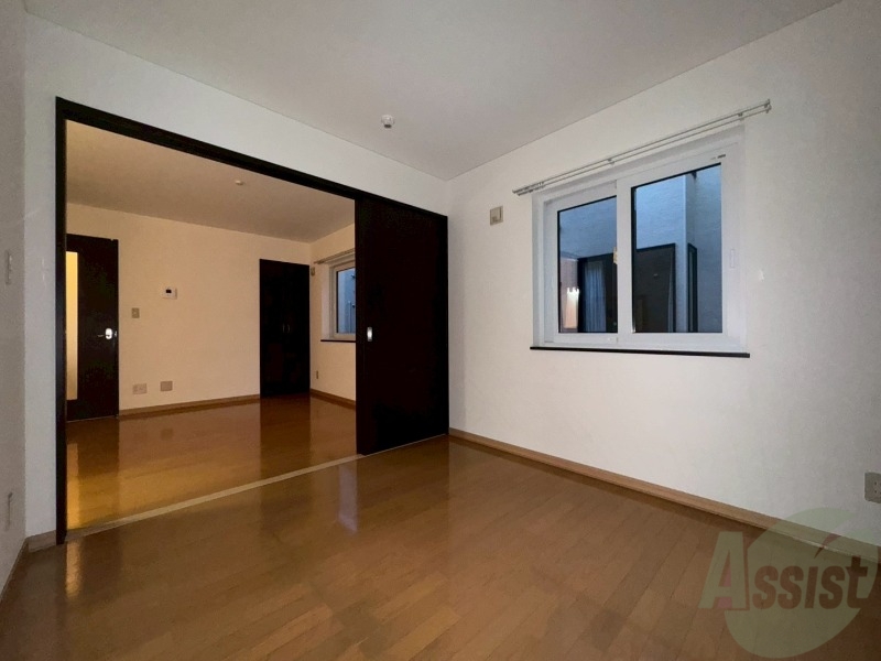 その他部屋・スペース　戸を閉めるとリビングと区切られた寝室にすることができますよ。