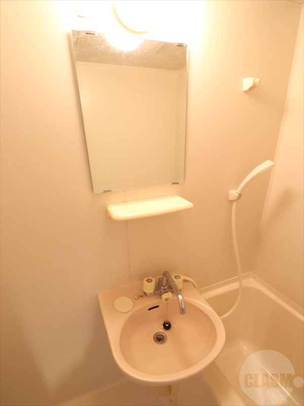 洗面設備　鏡付きの洗面台