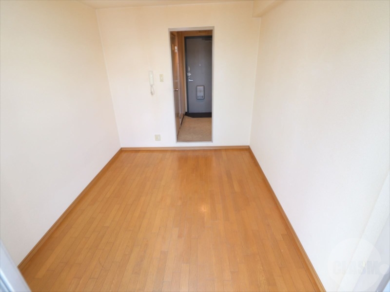 居室・リビング　約６．５帖の洋室です