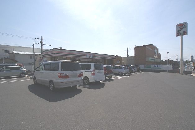 コンビニ　セブンイレブン城陽平川店（コンビニ）まで598m