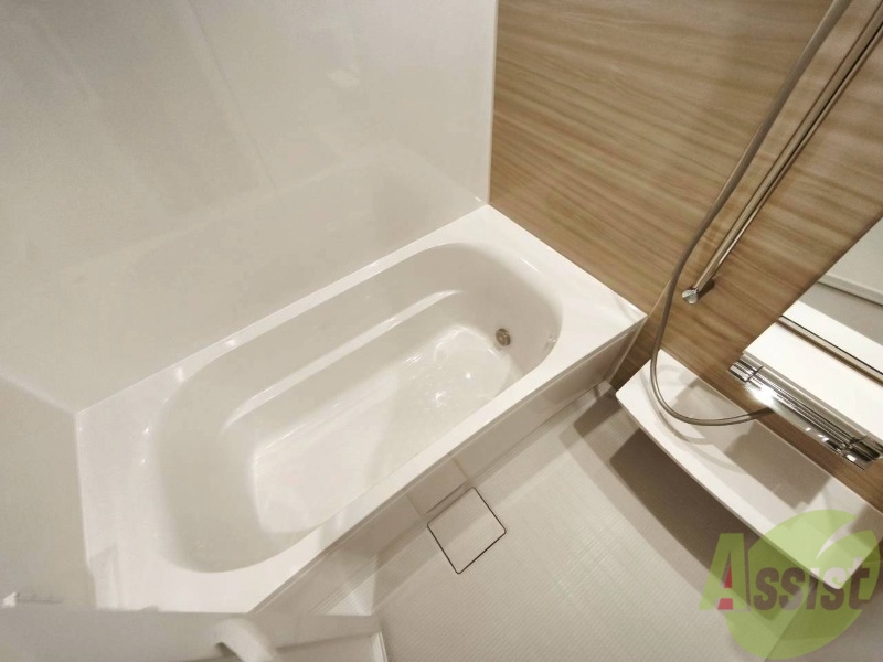 バス・シャワールーム　お風呂です。広々したバスでゆっくりくつろげます。