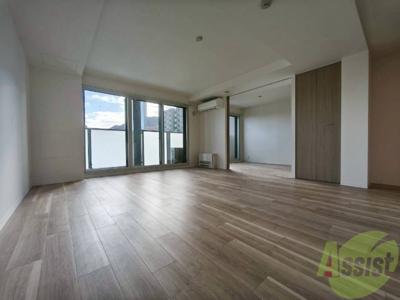 居室・リビング　木目のフローリングは落ち着きのある印象のお部屋になりますね。