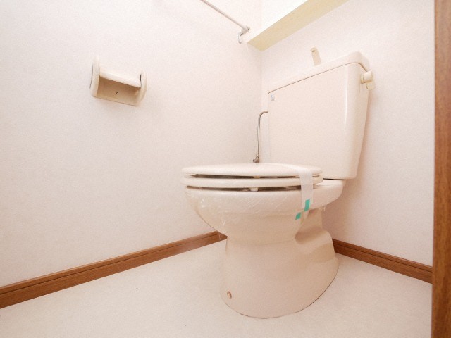 トイレ　落ち着いた色調のトイレです