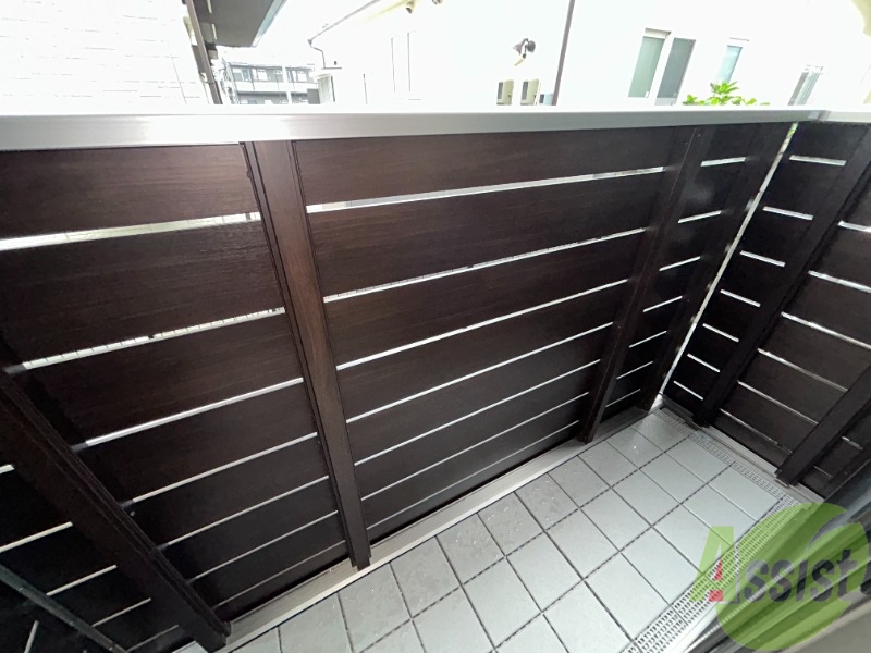 バルコニー　ベランダがございますので、万が一洗濯物が落ちても大丈夫。