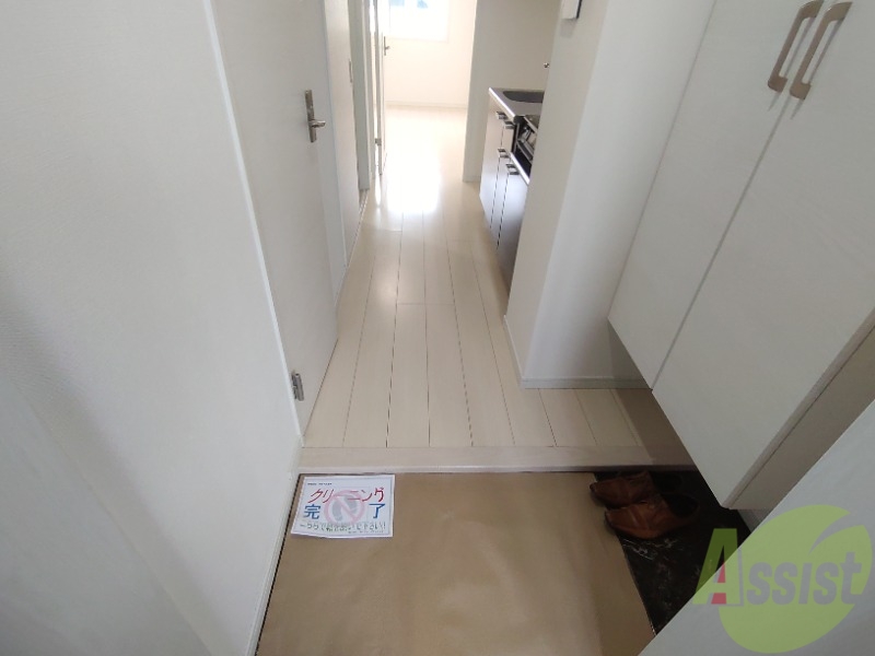 玄関　玄関の様子です。右側にシューズボックスがあります！