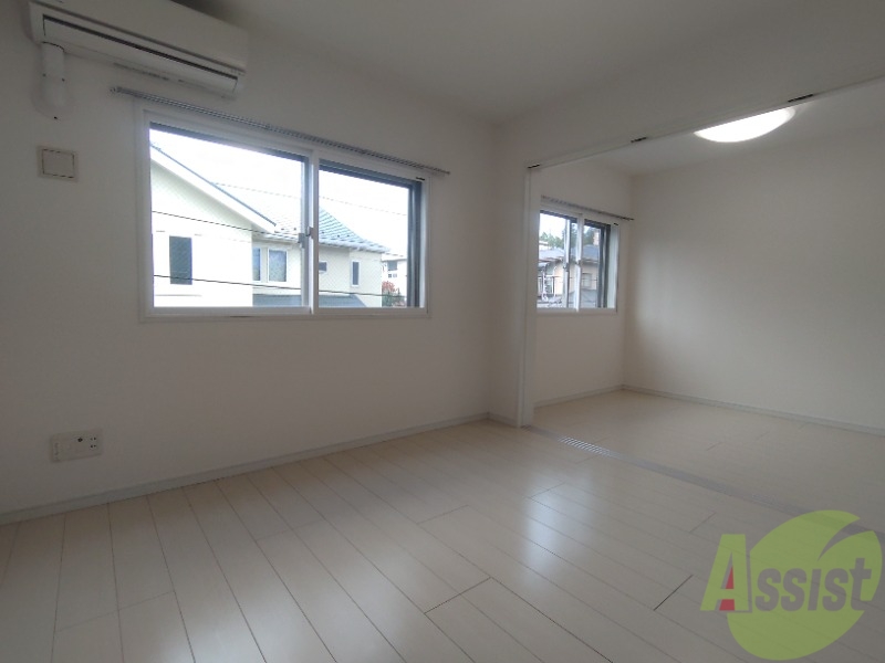 居室・リビング　７帖のお部屋です。窓から日差しも入り明るいです。